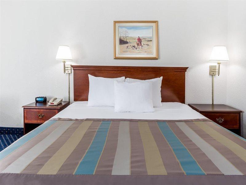 Baymont By Wyndham Greensboro/Coliseum Eksteriør billede