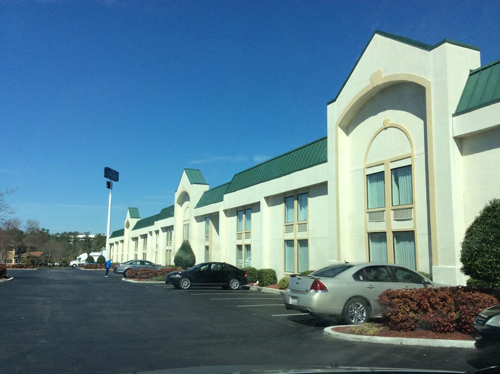 Baymont By Wyndham Greensboro/Coliseum Eksteriør billede