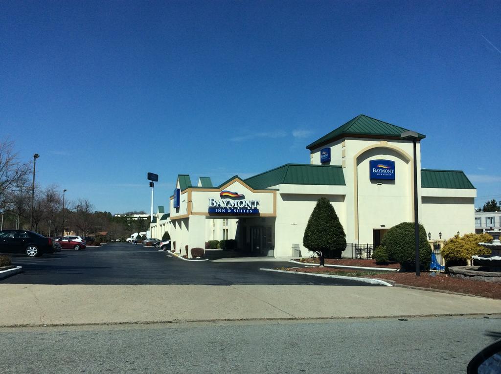 Baymont By Wyndham Greensboro/Coliseum Eksteriør billede