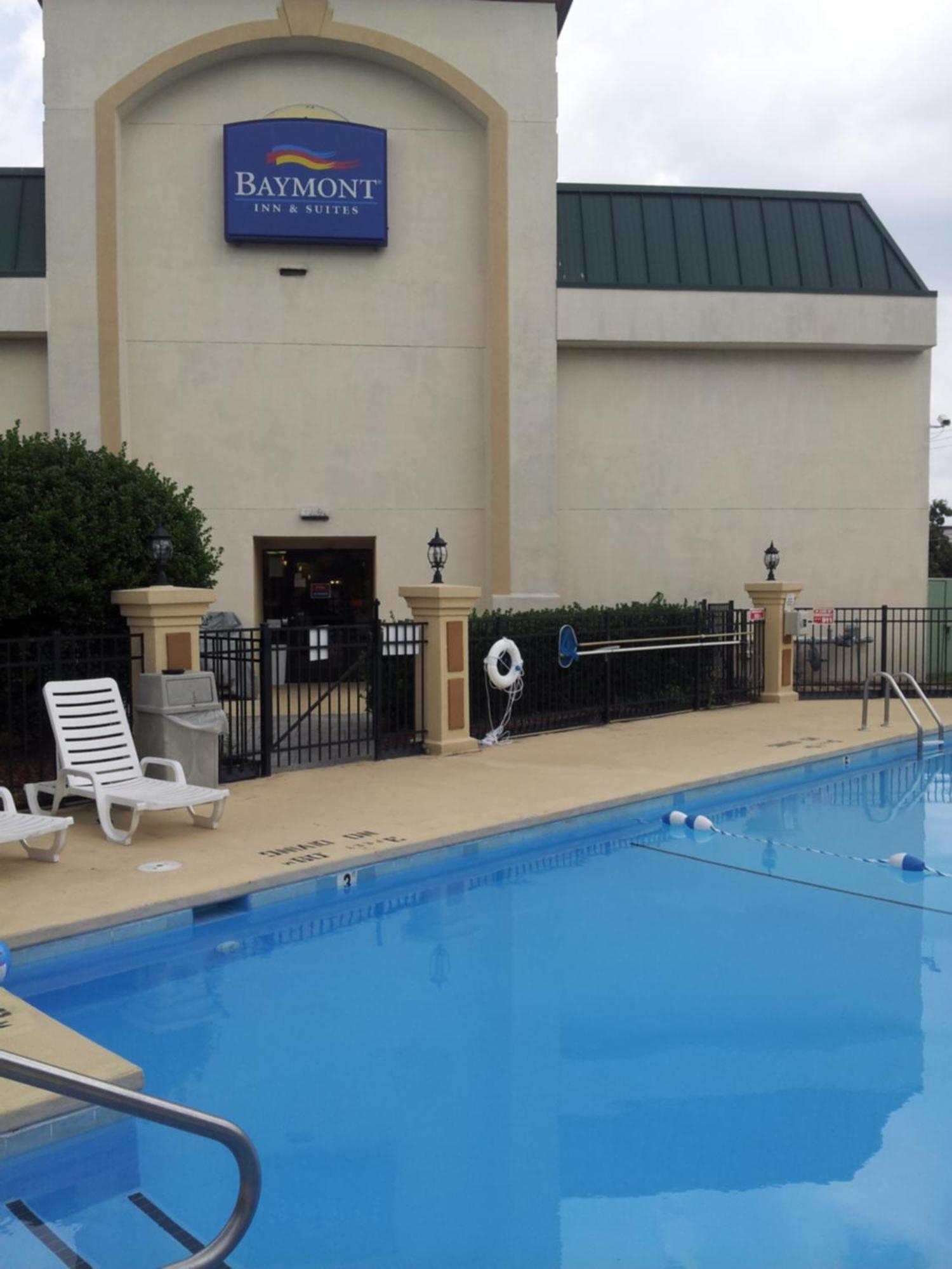 Baymont By Wyndham Greensboro/Coliseum Eksteriør billede