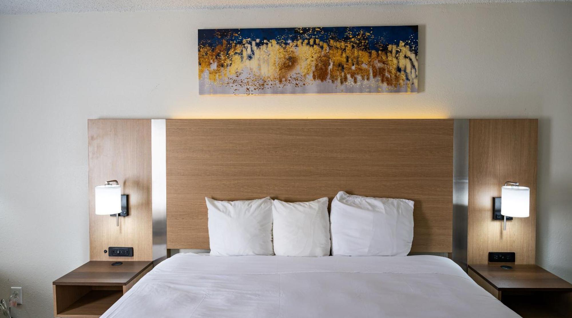 Baymont By Wyndham Greensboro/Coliseum Eksteriør billede