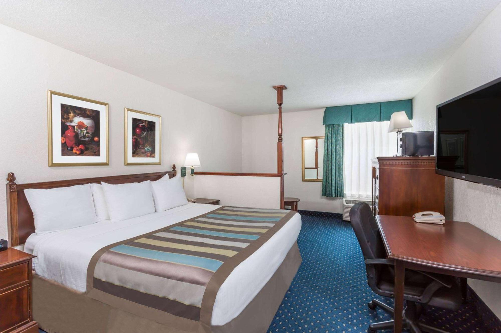 Baymont By Wyndham Greensboro/Coliseum Eksteriør billede