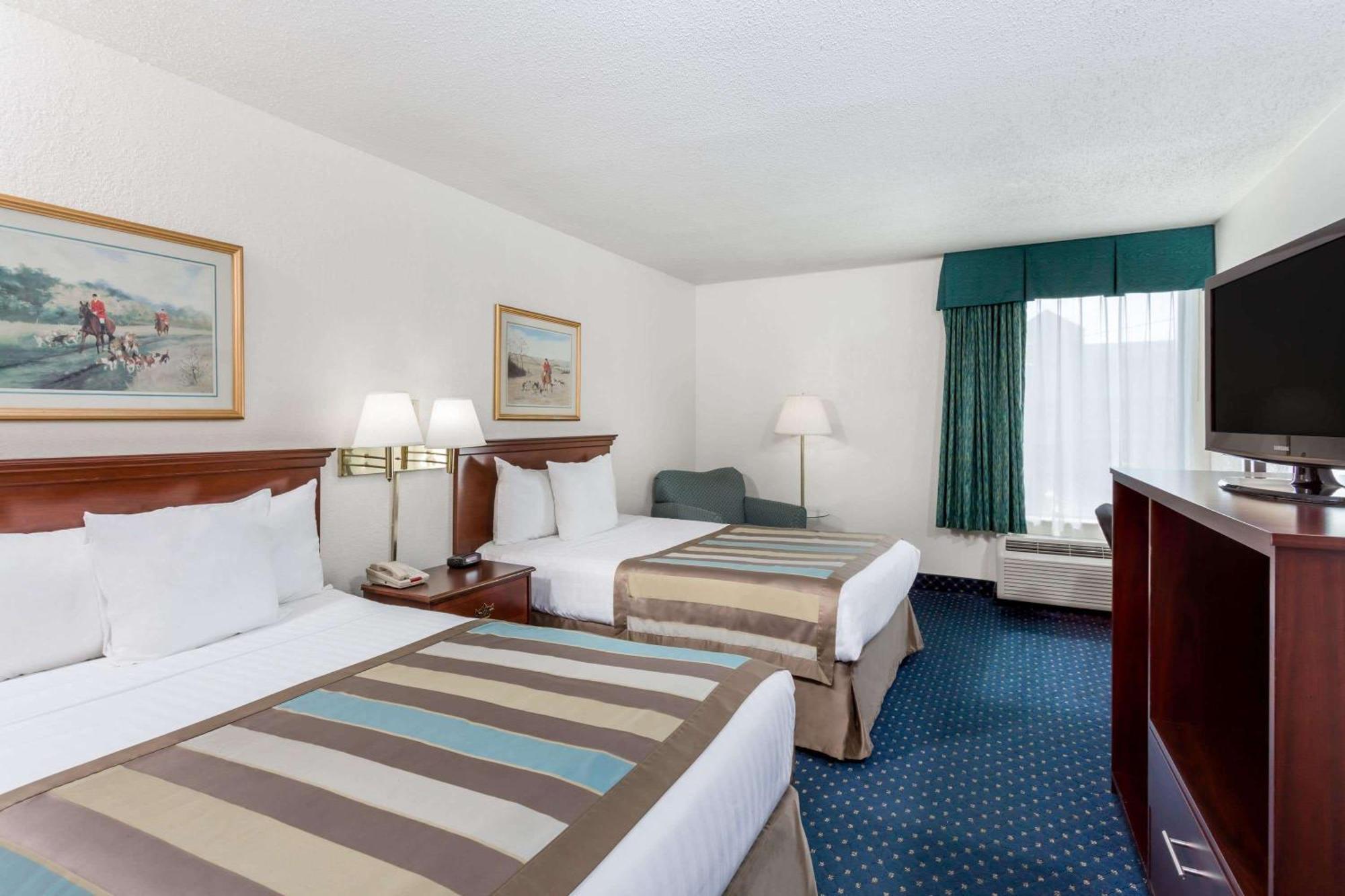 Baymont By Wyndham Greensboro/Coliseum Eksteriør billede