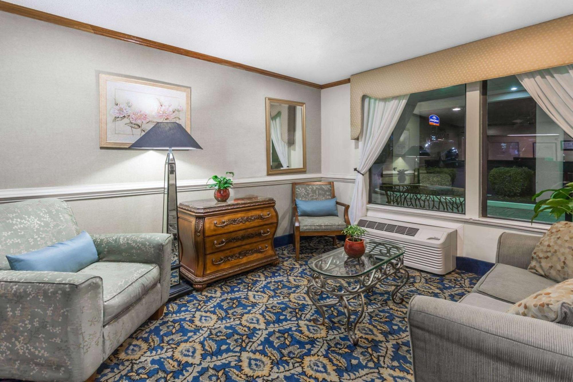 Baymont By Wyndham Greensboro/Coliseum Eksteriør billede