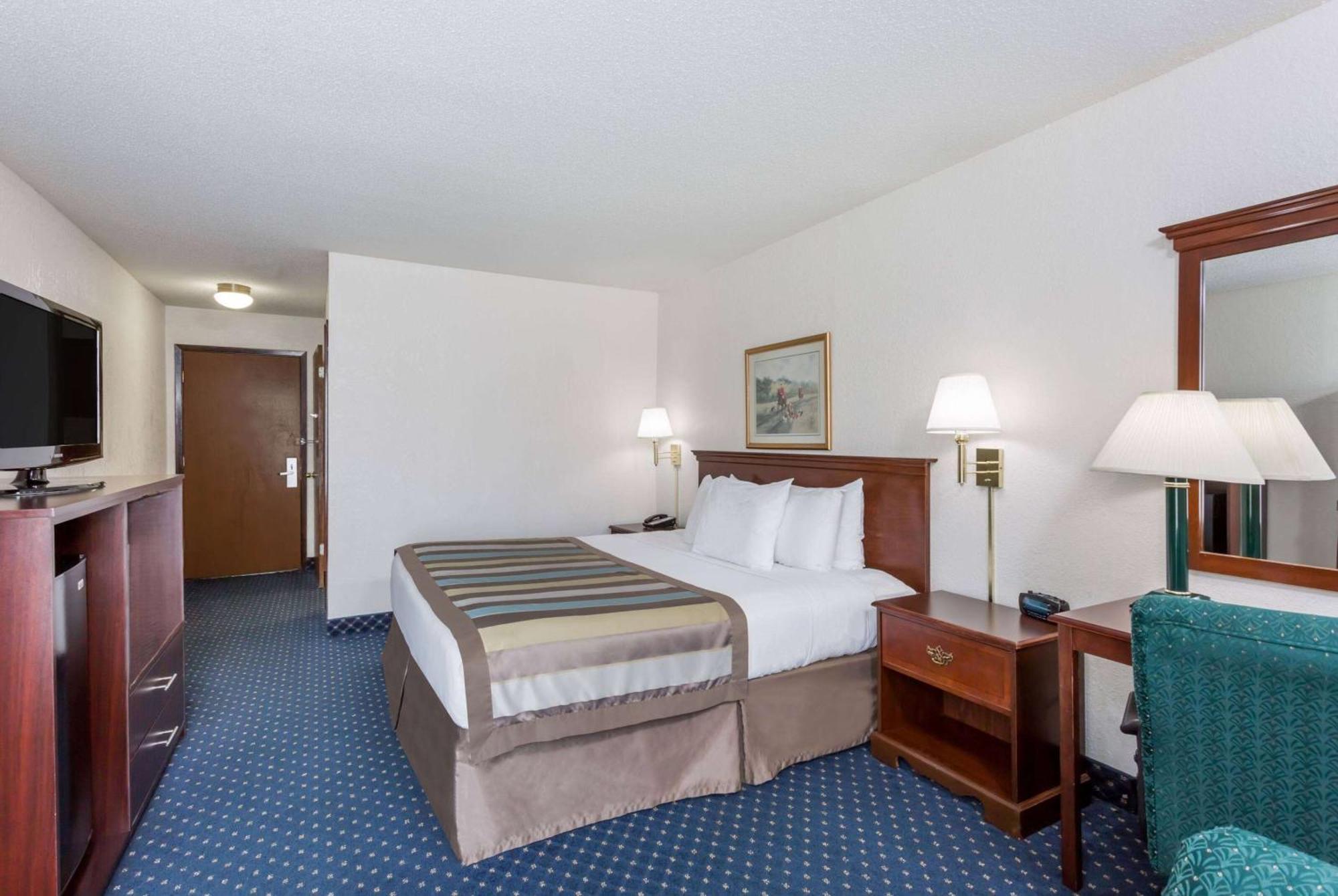 Baymont By Wyndham Greensboro/Coliseum Eksteriør billede