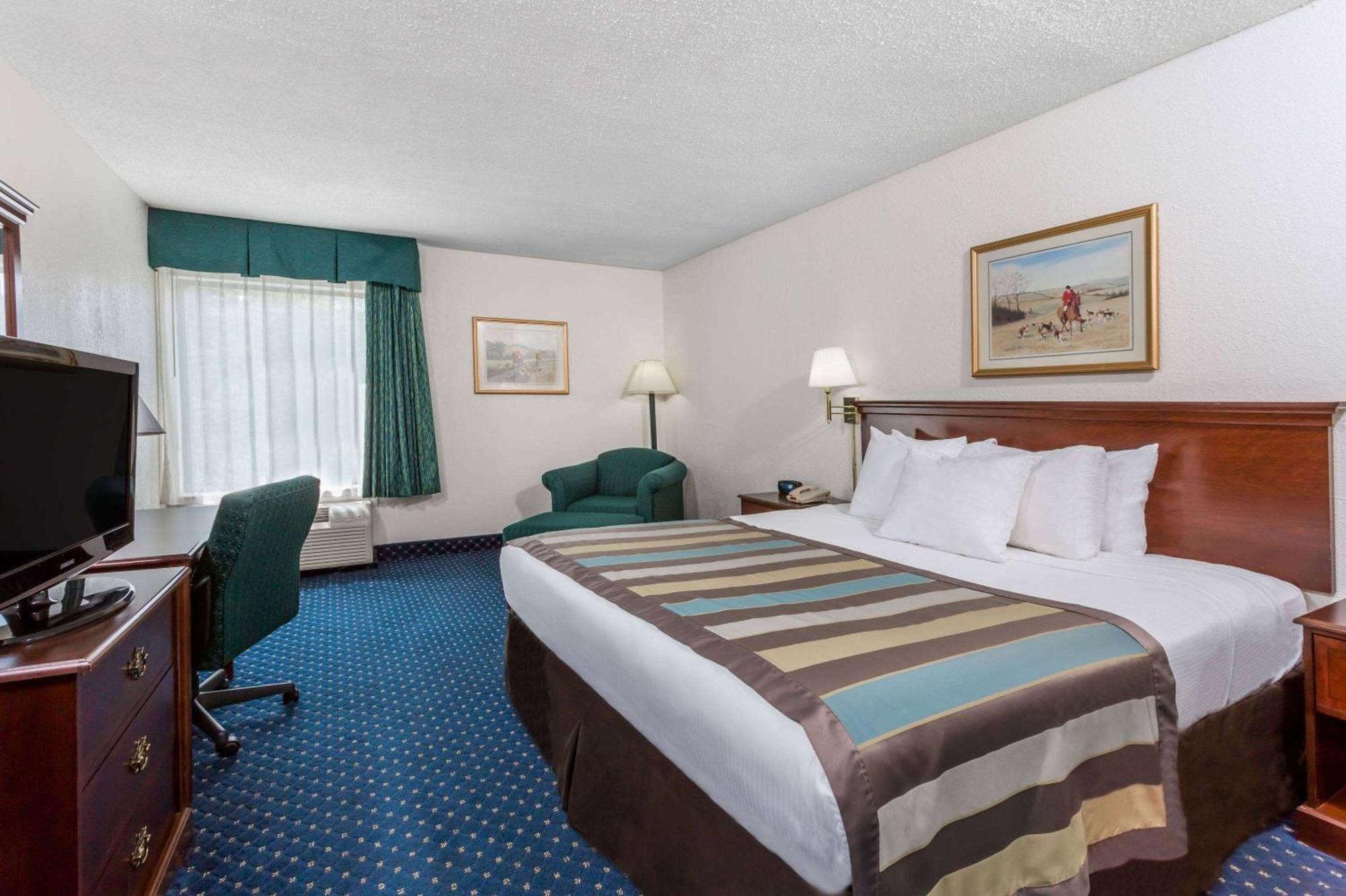 Baymont By Wyndham Greensboro/Coliseum Eksteriør billede