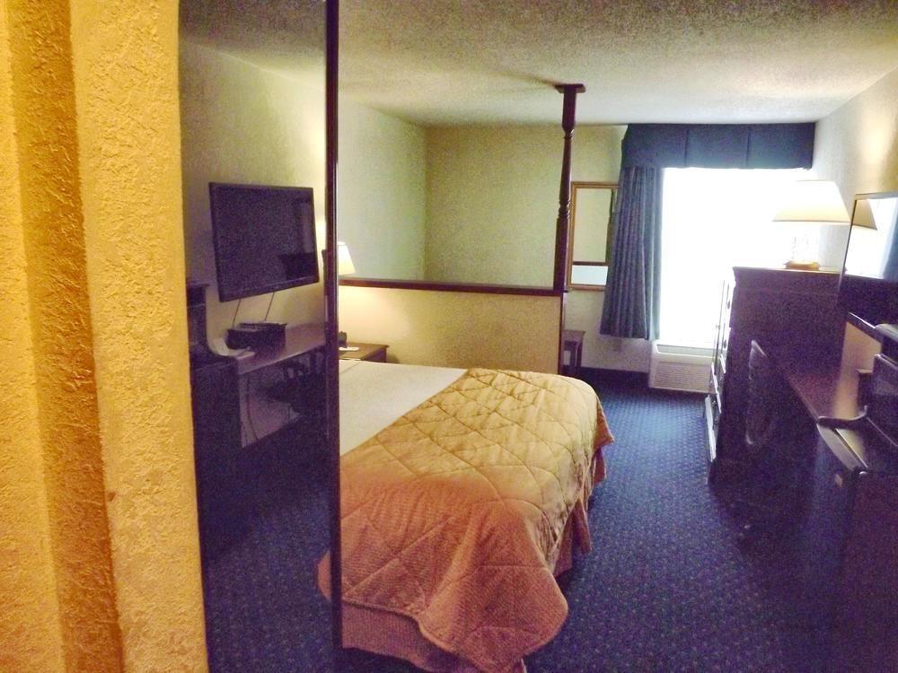 Baymont By Wyndham Greensboro/Coliseum Eksteriør billede